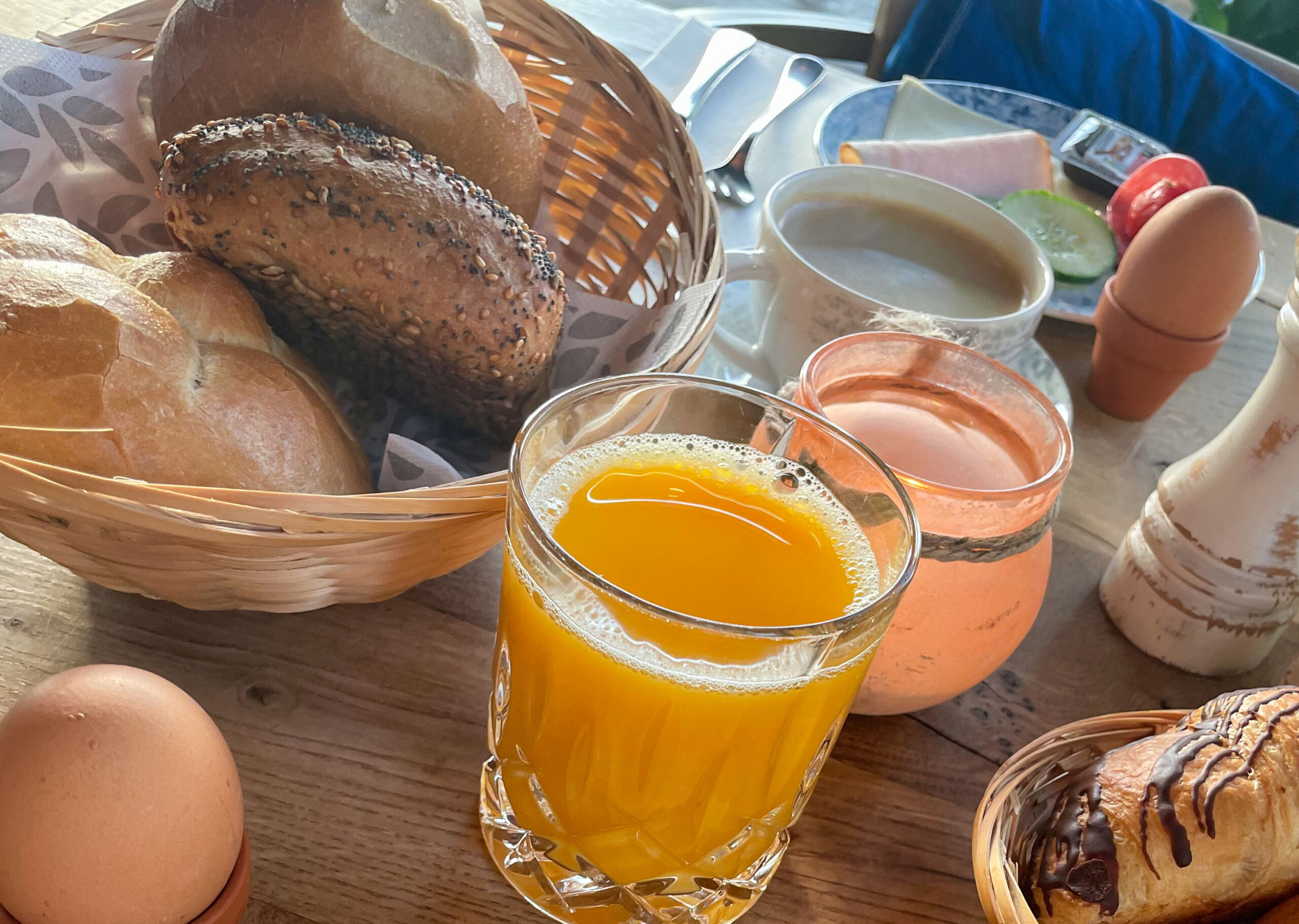 Frühstück mit Brötchen, Ei, Orangensaft